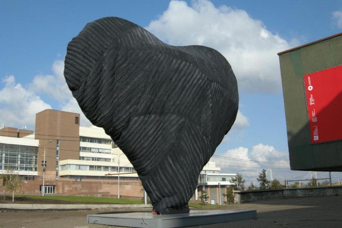 Инсталляция "Ватное сердце Родины" выросла в центре Красноярска