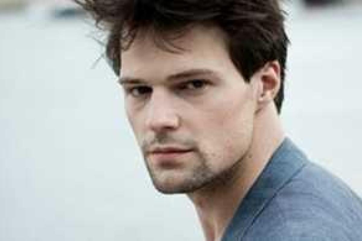 Актер Данила Козловский перевоплотился в длинноволосого блондина с голубыми глазами Актер Данила Козловский перевоплотился в длинноволосого блондина с голубыми глазами