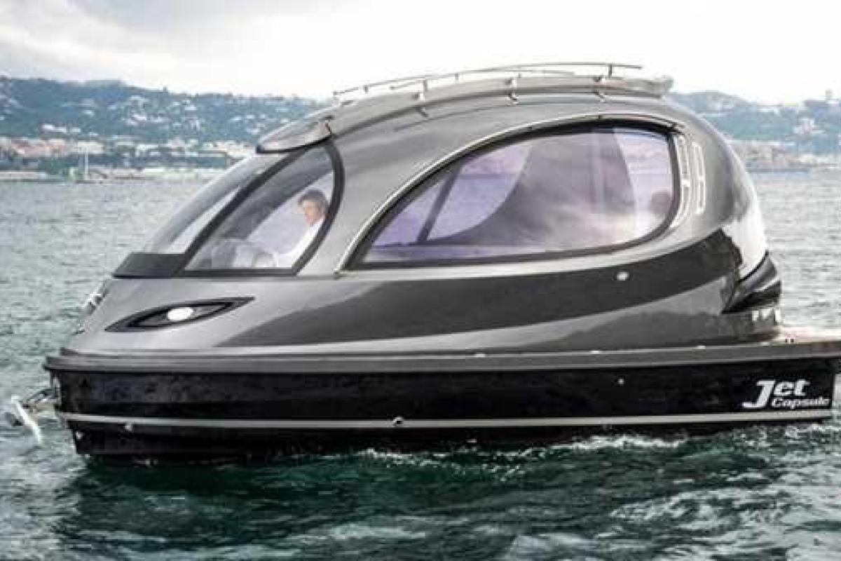 Итальянская дизайнерская студия анонсировала выпуск серийной версии мини-яхты, напоминающей космический корабль