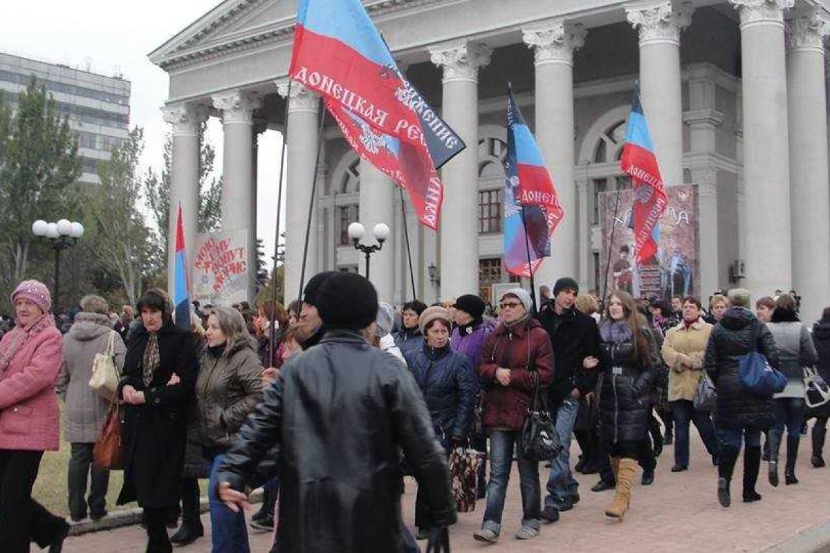 Торжественное празднование "Дня флага ДНР" в реальности оказалось "пустышкой" - соцсети Торжественное празднование "Дня флага ДНР" в реальности оказалось "пустышкой" - соцсети