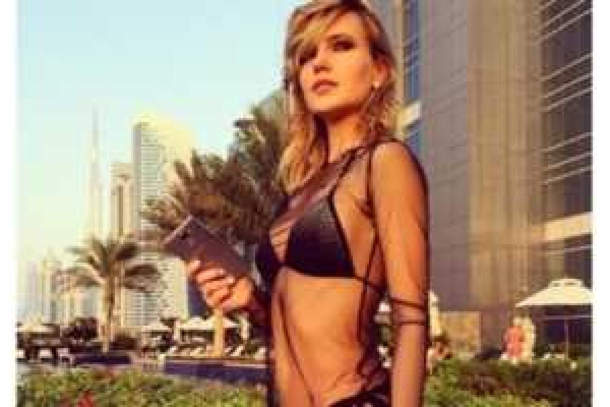 Глюкоза показала фигуру в сногсшибательном купальнике