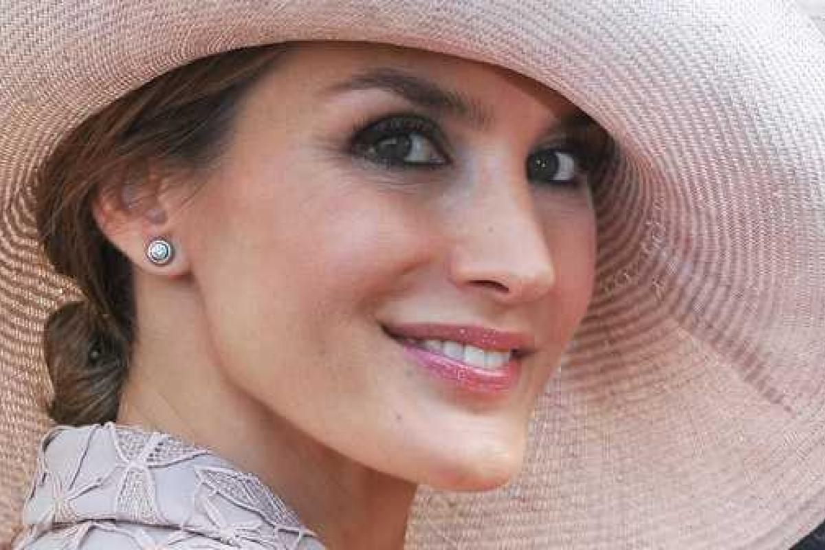 Испанская королева повергла в шок жителей страны коленками в черных колготках