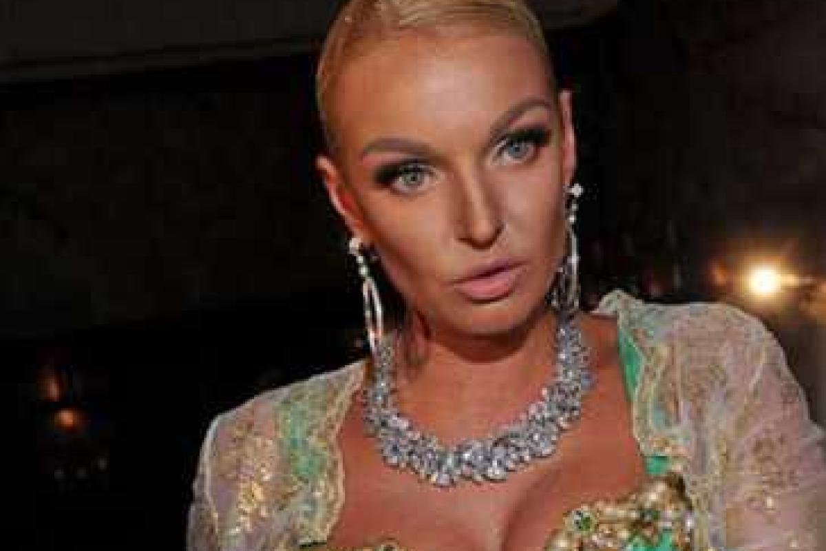 Анастасия Волочкова отметила день рождения друга в купе поезда