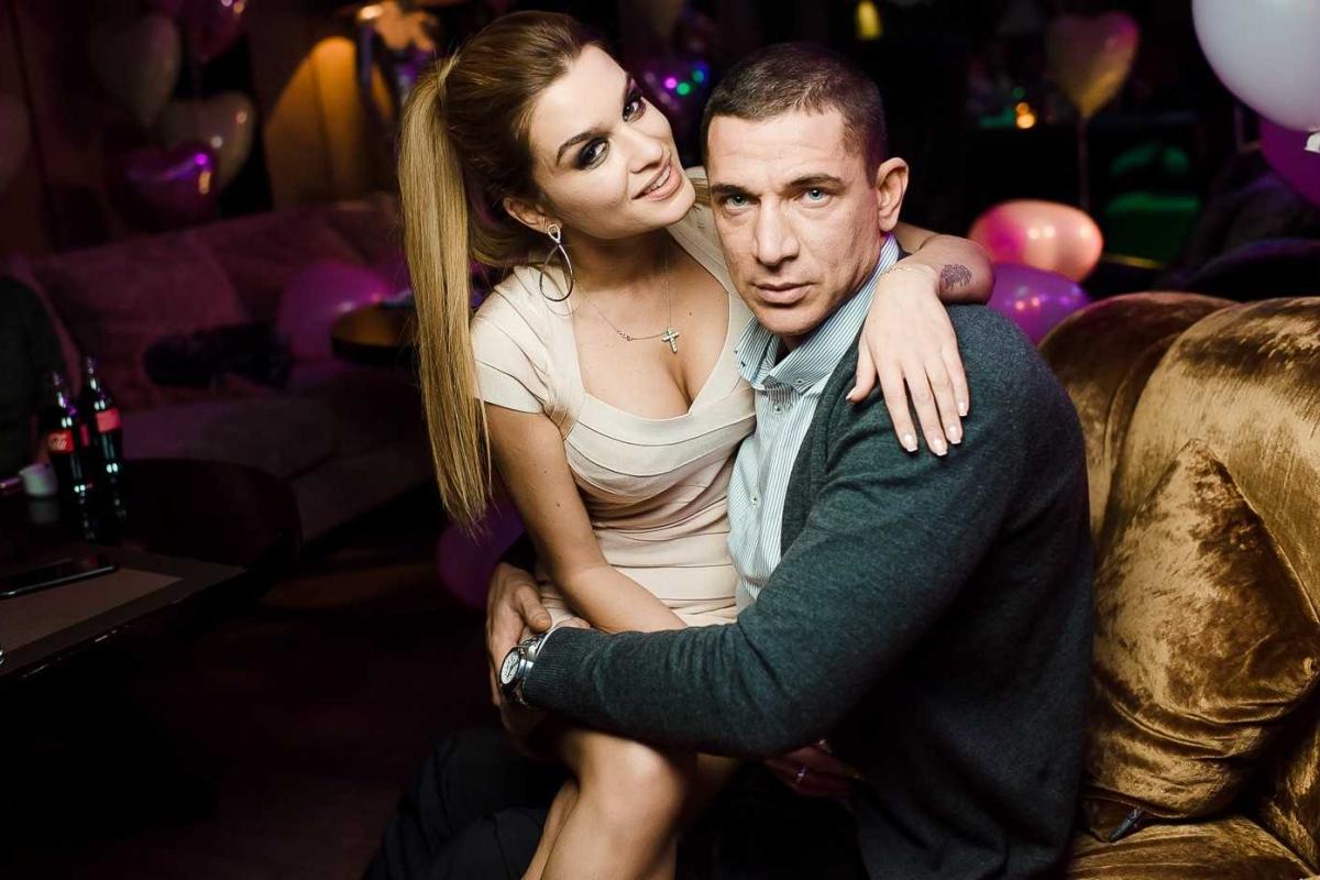 Ксения Бородина и Курбан Омаров ждут дочку и уже покупают розовую одежку