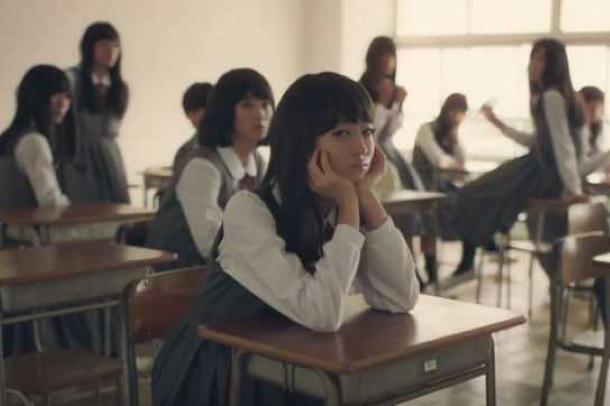 На YouTube стал популярен ролик, как с помощью макияжа девочки превращаются в мальчиков