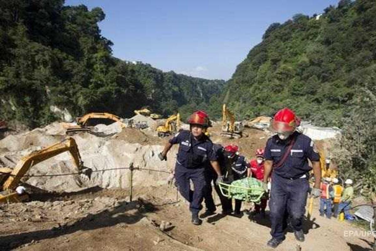 В Гватемале продолжаются спасательные работы по извлечению тел погибших во время оползня В Гватемале продолжаются спасательные работы по извлечению тел погибших во время оползня