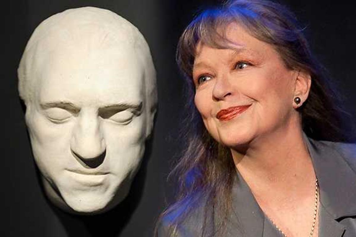 Марина Влади "прощается с прошлым" и выставляет на продажу посмертную маску Высоцкого