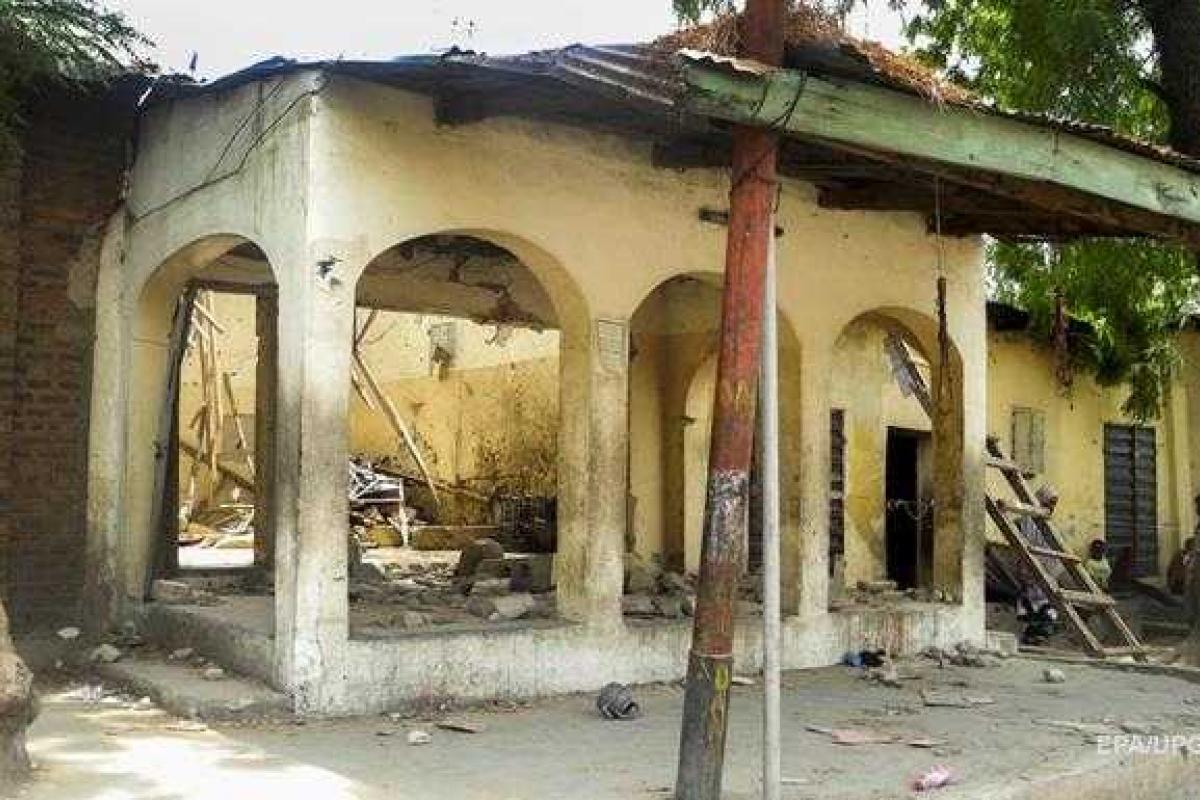 В Нигерии террористы-смертники подорвали себя в мечети с верующими В Нигерии террористы-смертники подорвали себя в мечети с верующими