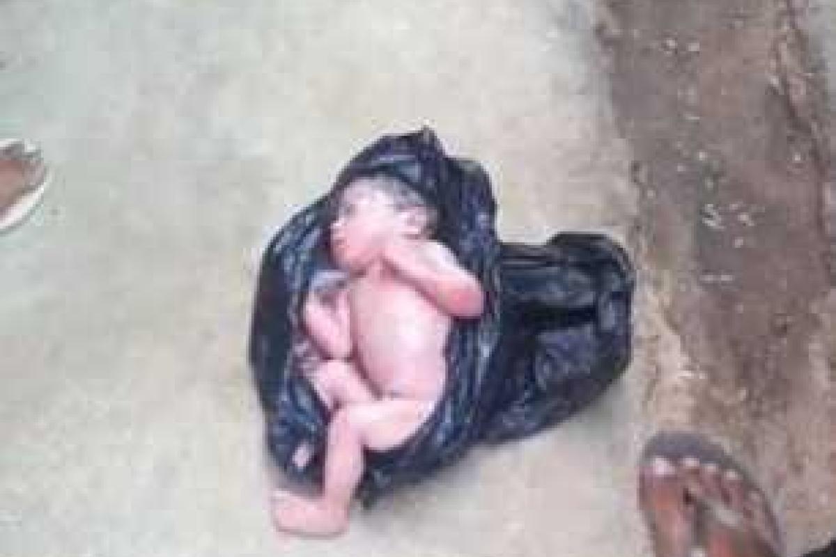 Шокирующая находка на обочине дороги: на Филиппинах в мусорном пакете нашли живого ребенка с пуповиной 