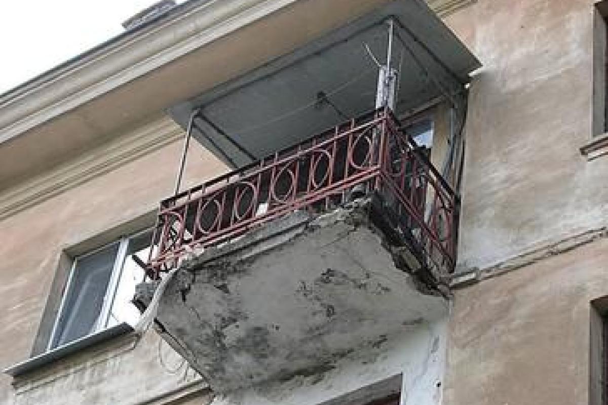 Рассыпающийся обветшалый балкон чуть не убил москвичку, женщина попала в реанимацию
