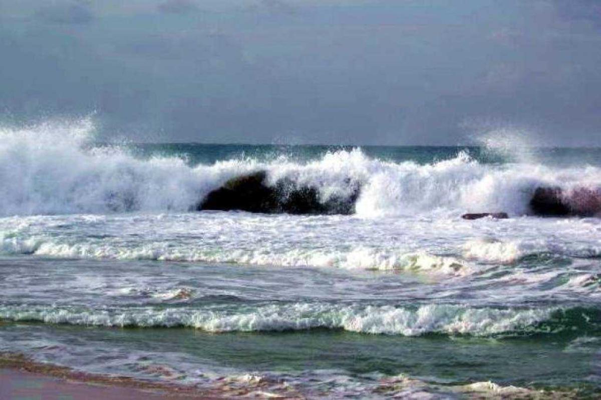 ЧП в Крыму: из-за шторма в Керченском проливе перевернулся катер, поиски людей продолжаются ЧП в Крыму: из-за шторма в Керченском проливе перевернулся катер, поиски людей продолжаются