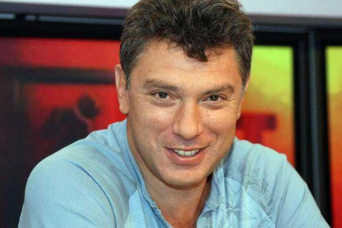 На могиле Бориса Немцова соратники и друзья политика открыли памятник На могиле Бориса Немцова соратники и друзья политика открыли памятник