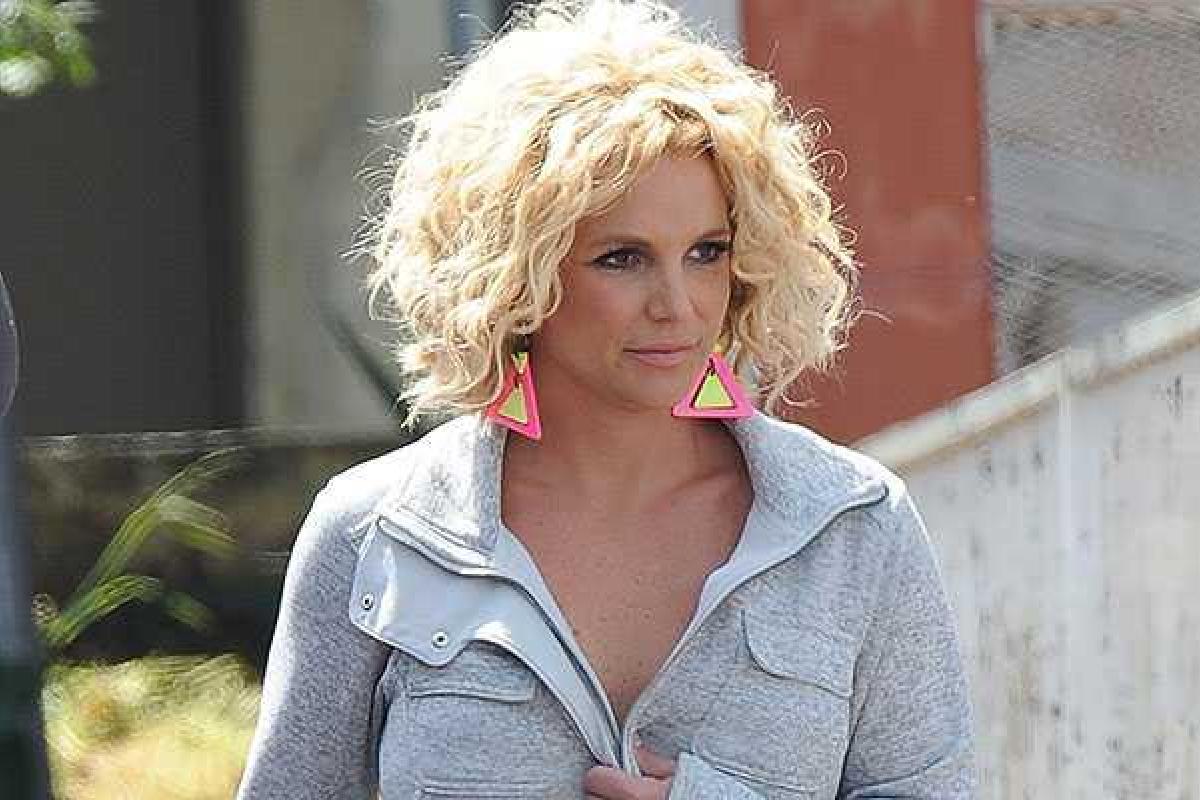 Бритни Спирс шокировала фанов неприличным жестом