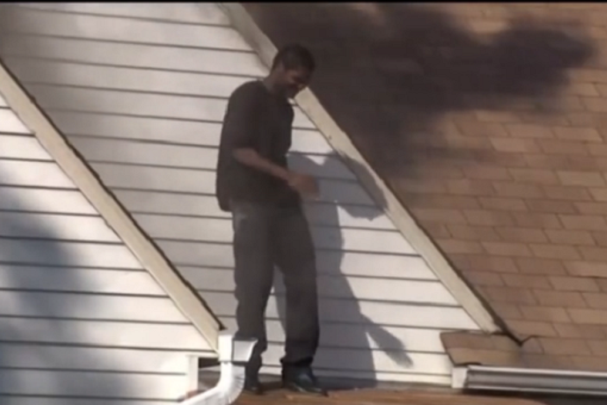 Американские полицейские задержали мужчину с ножом, танцующего на крыше горящего дома. Видео Американские полицейские задержали мужчину с ножом, танцующего на крыше горящего дома. Видео