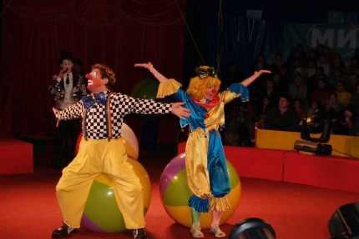 В преддверии холодной и голодной зимы власти "ЛНР" решили повеселить луганчан в цирке