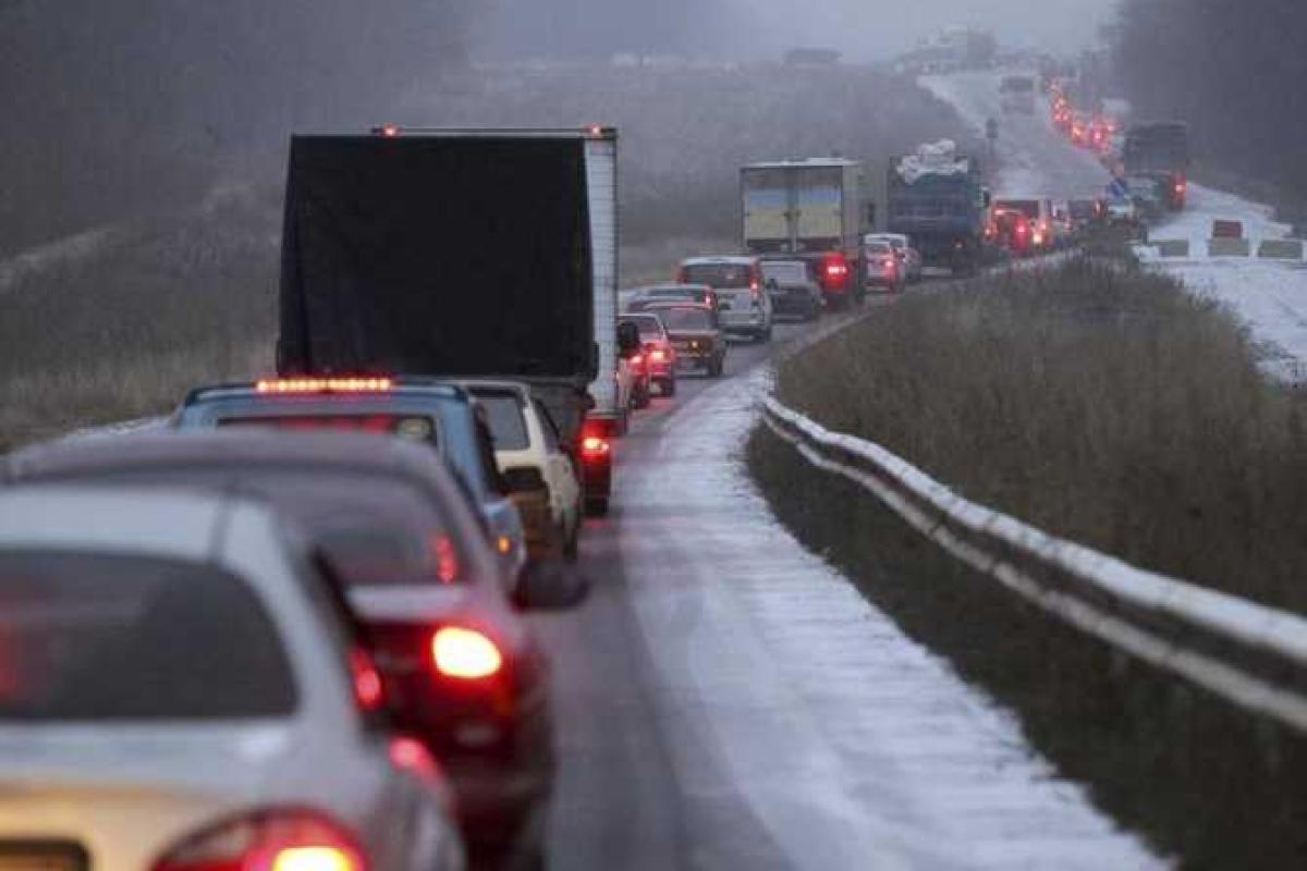 Предприимчивые автомобилисты организовали на КПВВ новый "бизнес"