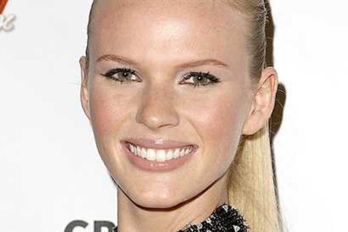 Модель Анна Вялицина поражает идеальным телом после недавних родов