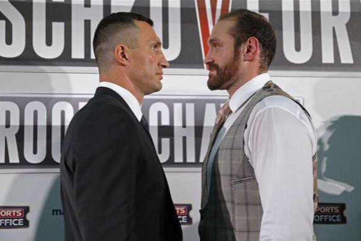 Боксер Тайсон Фьюри принял в подарок вышиванку от украинских фанов Кличко