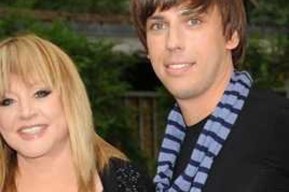 Шоумен Максим Галкин носит одежду с портретом звездной супруги