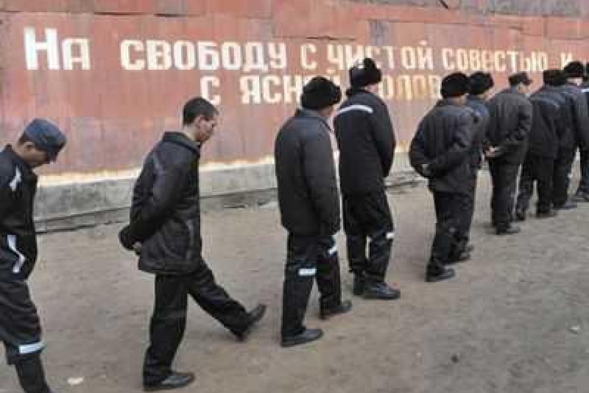 Российские депутаты узаконили применение силы, спецсредств и оружия к заключенным