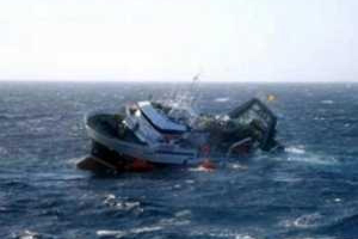 Итальянские спасатели извлекли из воды тела нелегальных мигрантов - жертв апрельского кораблекрушения Итальянские спасатели извлекли из воды тела нелегальных мигрантов - жертв апрельского кораблекрушения