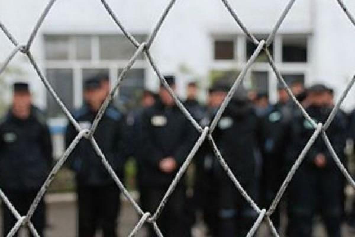 Российский депутат предлагает отправлять в армию всех "подходящих" преступников из тюрем