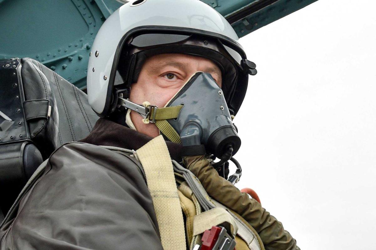 Порошенко взмыл в небо над Запорожьем на новом истребителе Су-27 Порошенко взмыл в небо над Запорожьем на новом истребителе Су-27