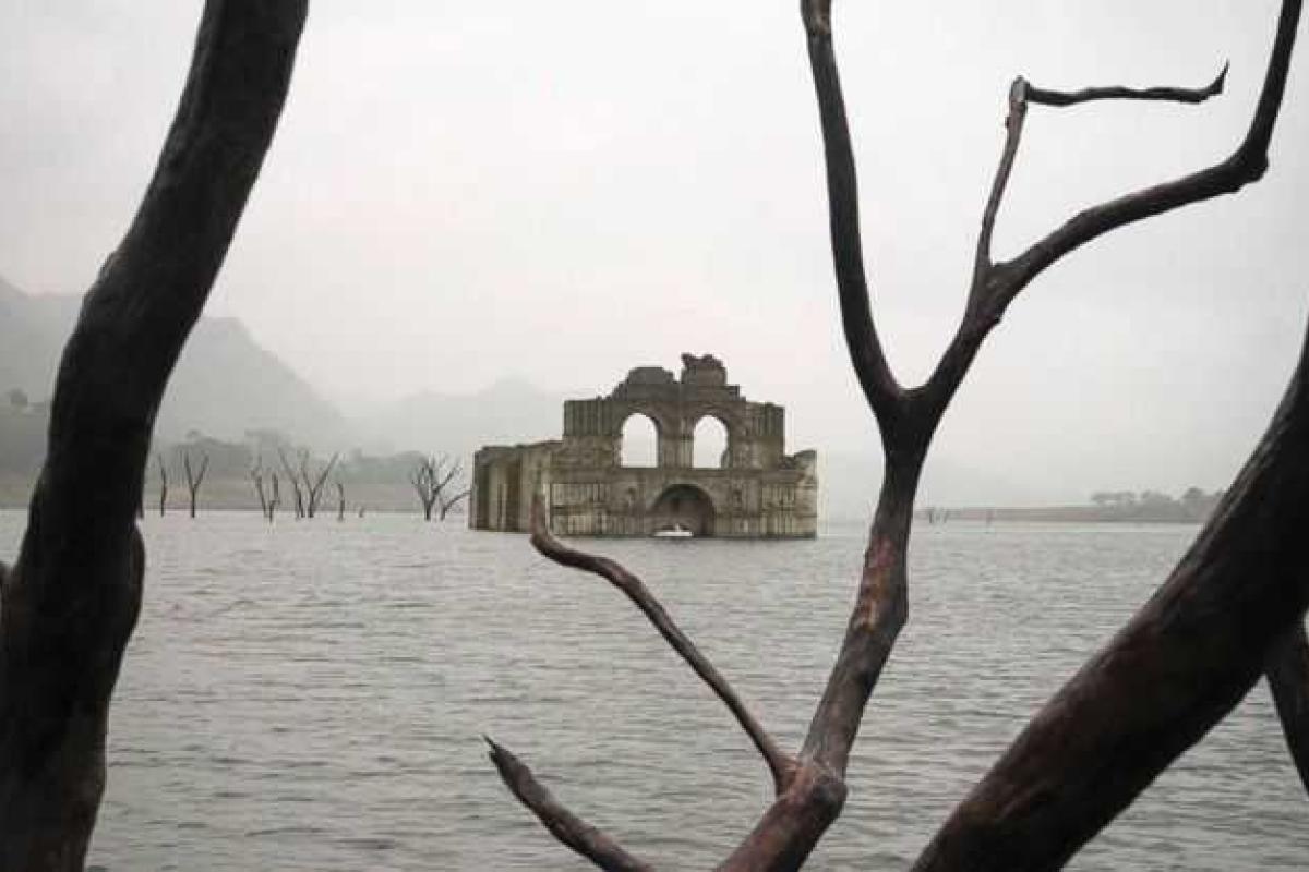 В Мексике сильная засуха позволила 400-летнему храму "всплыть" из-под воды