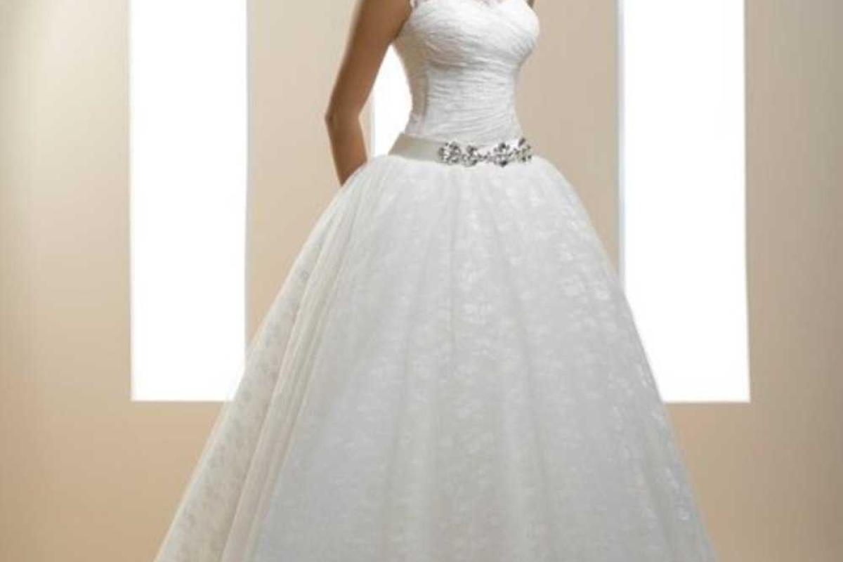 Видеоролик, в котором показана эволюция свадебного платья за последние 100 лет