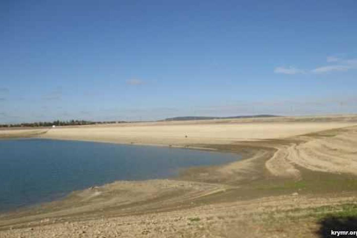 Одно из крупнейших водохранилищ Крыма продолжает стремительно мельчать