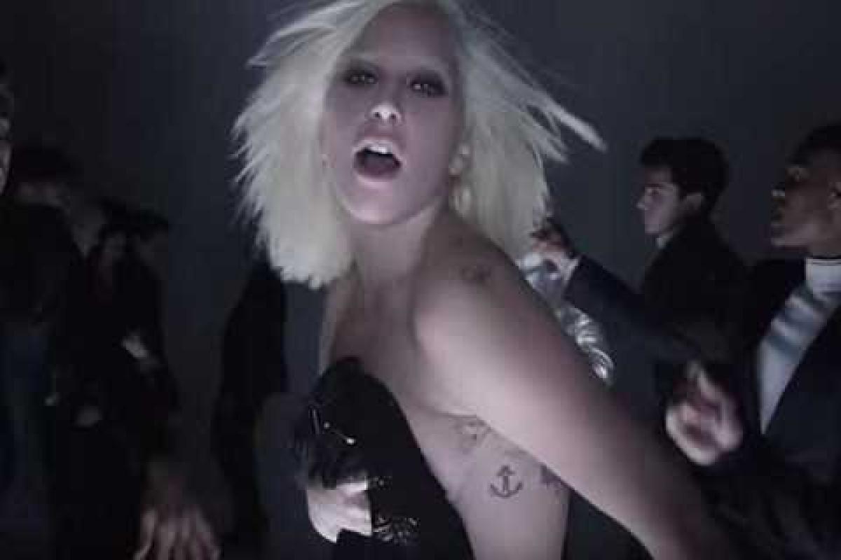 Эпатажная Леди Гага стала моделью в показе коллекции американского дизайнера