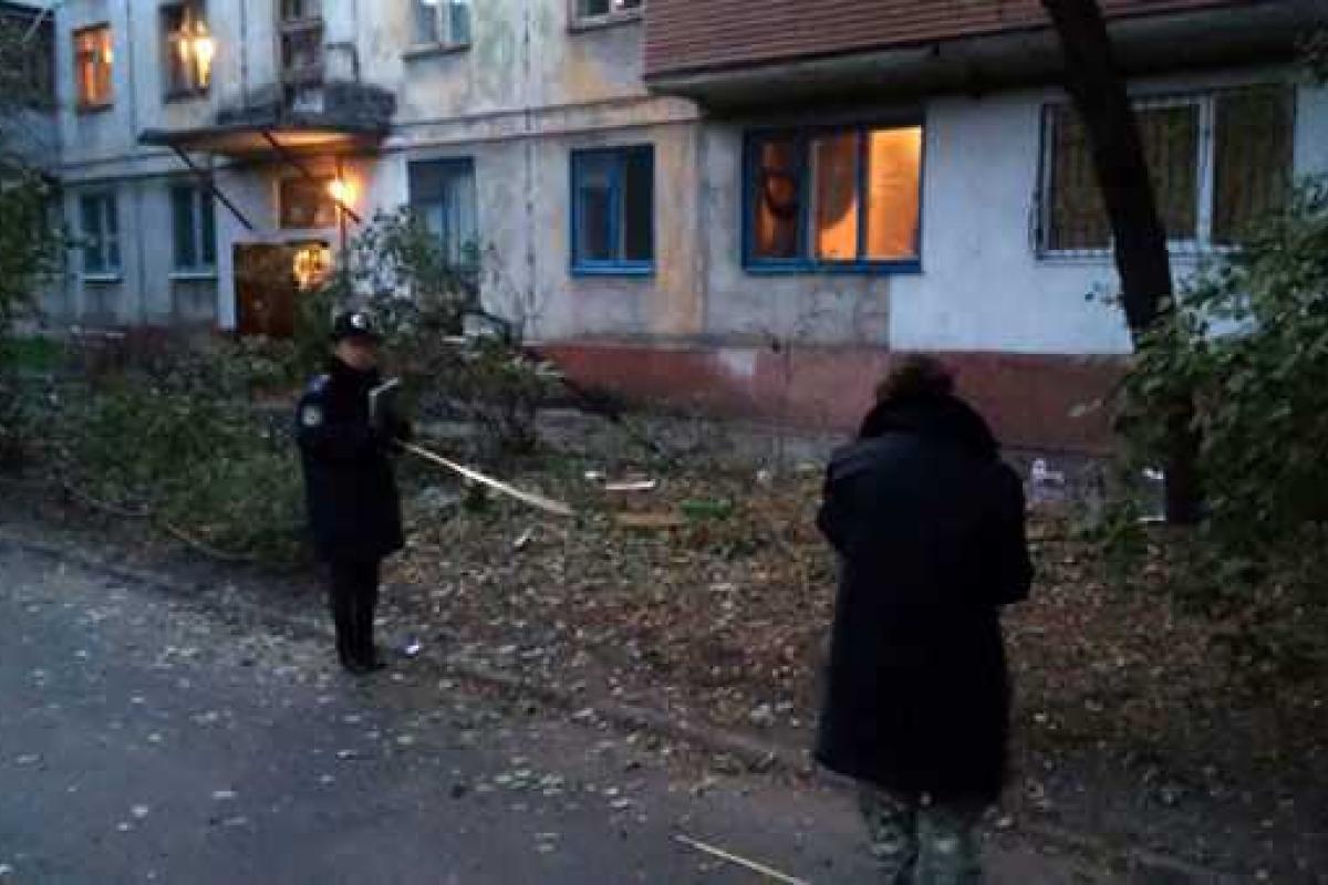 Жителей Мариуполя разбудил громкий взрыв: в жилой дом выстрелили из гранатомета