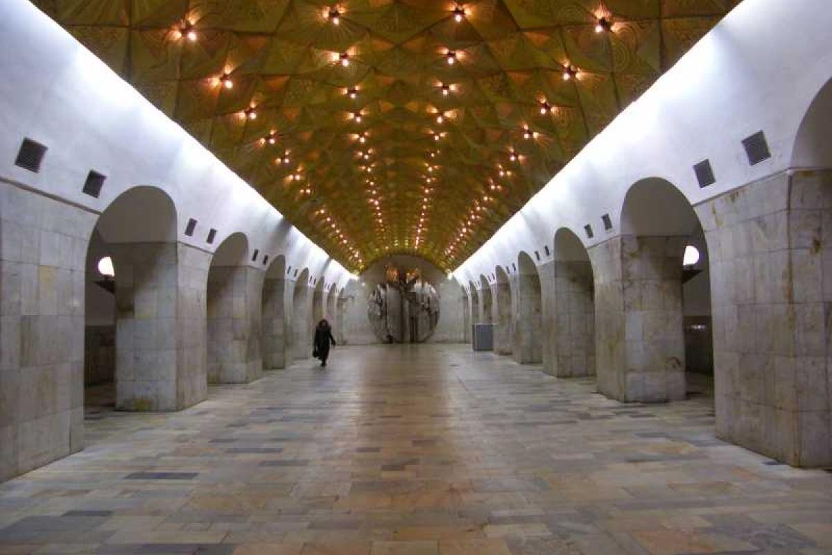 На московской станции метро "Авиамоторная" 19-летнему пассажиру прострелили голову