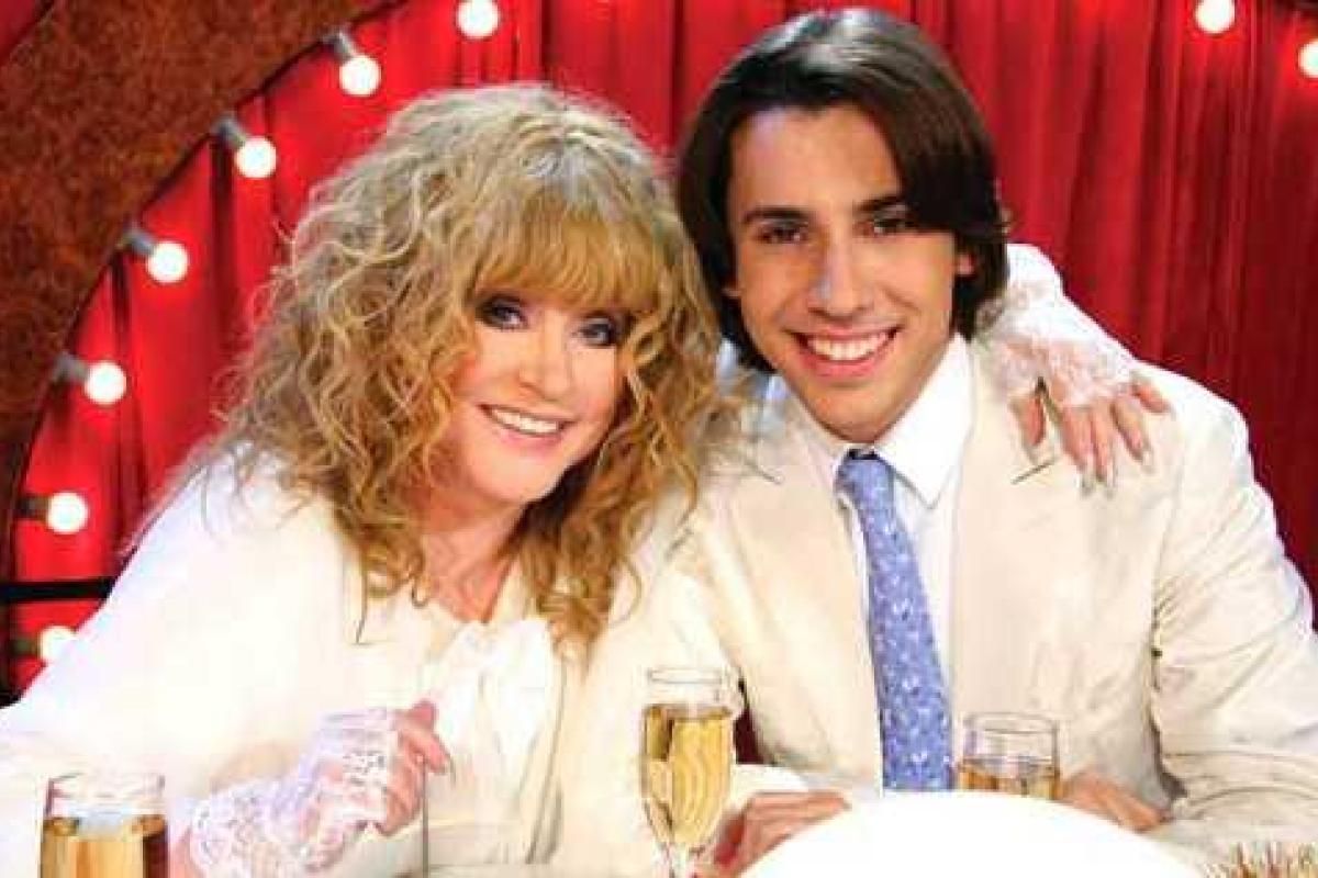 Папарацци застукали Максима Галкина с Аллой Пугачевой во время поцелуя