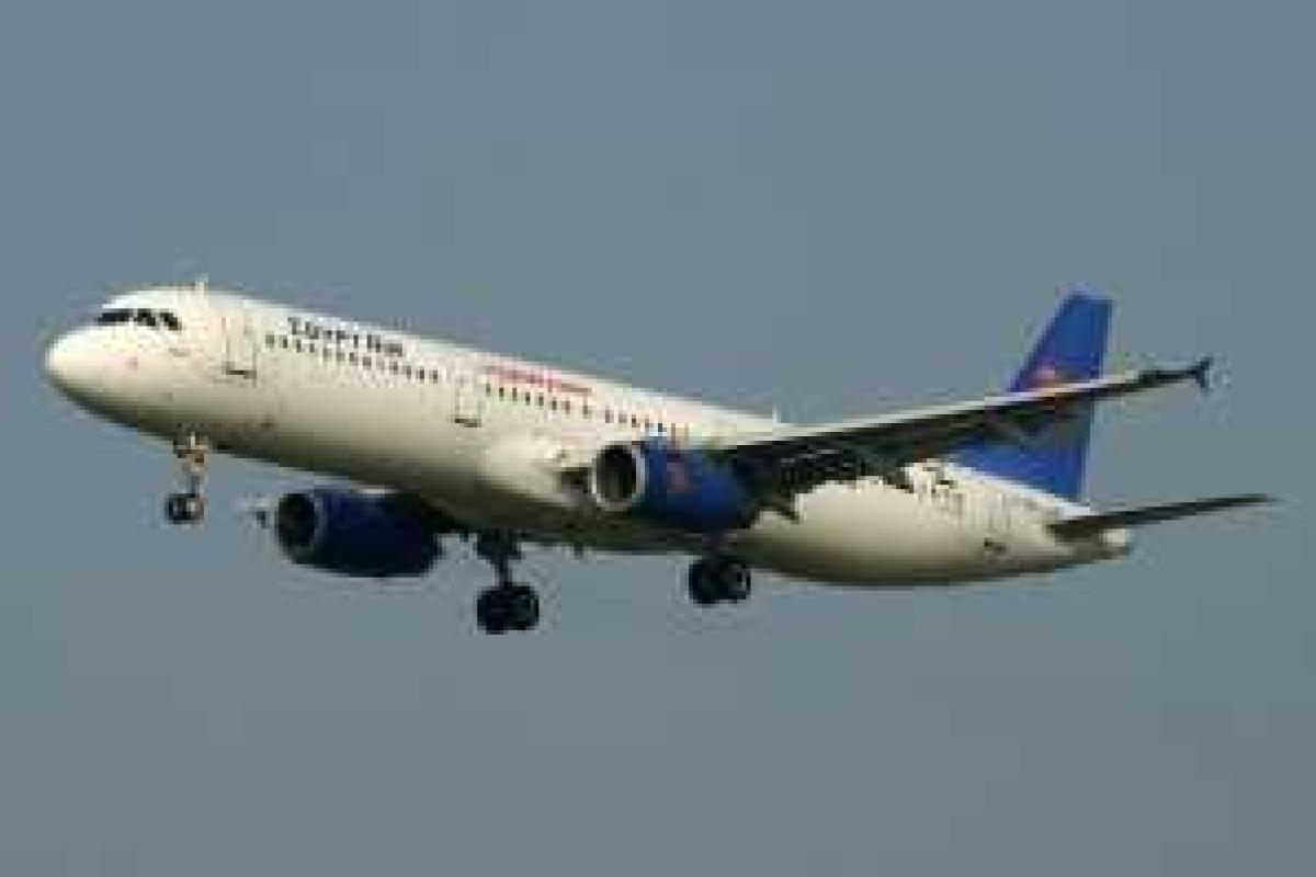 На месте крушения российского лайнера собирают тела погибших, слышны крики выживших пассажиров На месте крушения российского лайнера собирают тела погибших, слышны крики выживших пассажиров