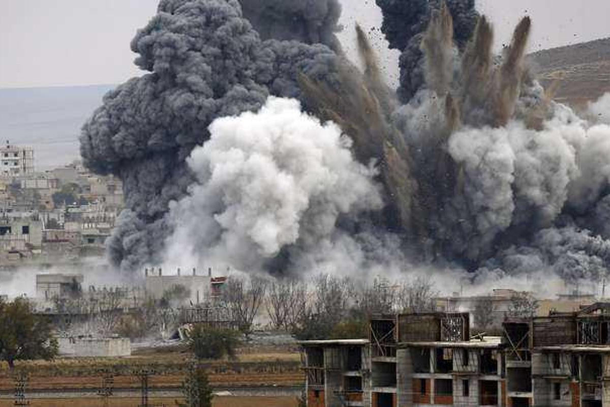 В Сирии местные жители вытирали ноги о трехцветный флаг РФ в знак протеста против убийств мирных людей В Сирии местные жители вытирали ноги о трехцветный флаг РФ в знак протеста против убийств мирных людей