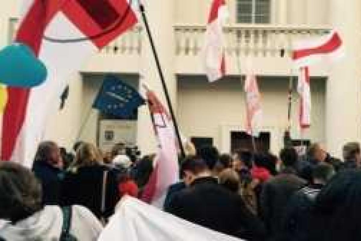 Смелые белорусские митингующие с позором изгнали стражей правопорядка с митинга протеста Смелые белорусские митингующие с позором изгнали стражей правопорядка с митинга протеста