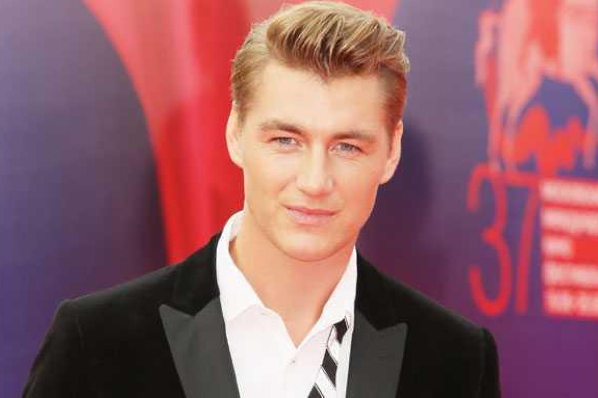 Певец Алексей Воробьев сверкнул накаченным прессом