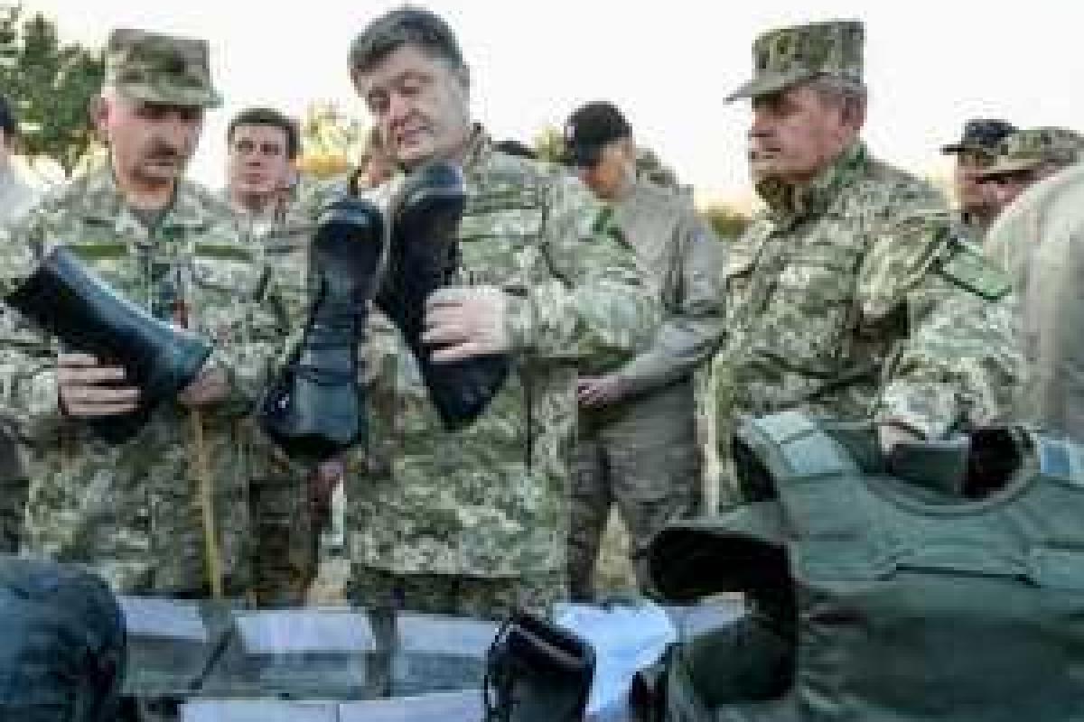 Бойцы ВСУ жалуются на "новую" зимнюю форму: нитки лезут и плавится даже около буржуйки. Видео