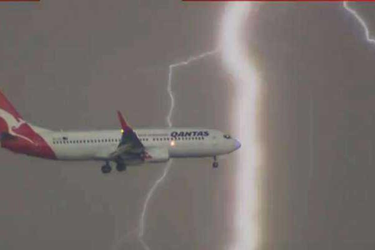 В Сеть попал ролик на котором показан самолет, встретившийся с молнией 