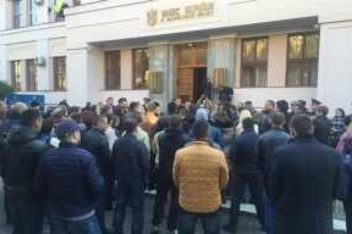 В Ужгороде возле ОГА митингует народ: требуют отставки Москаля и перевыборов в городе