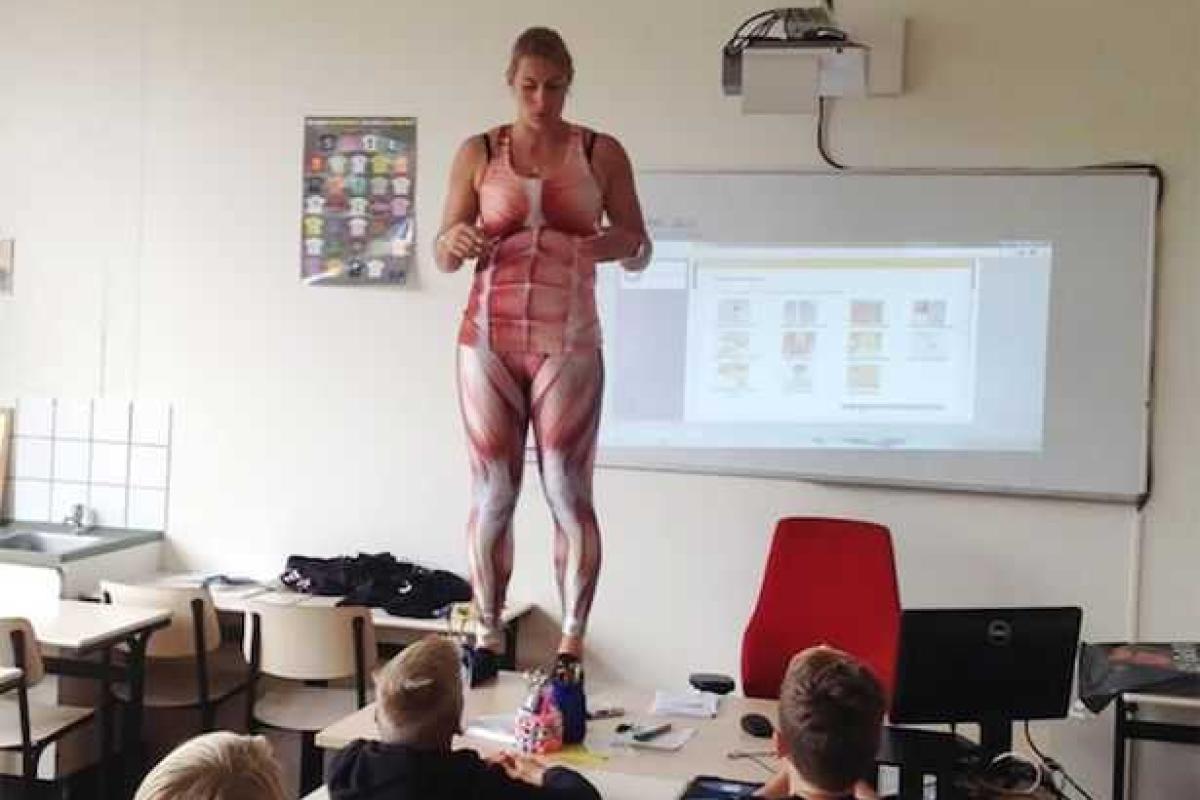 Удивила учеников: голландская учительница во время урока разделась перед школьниками