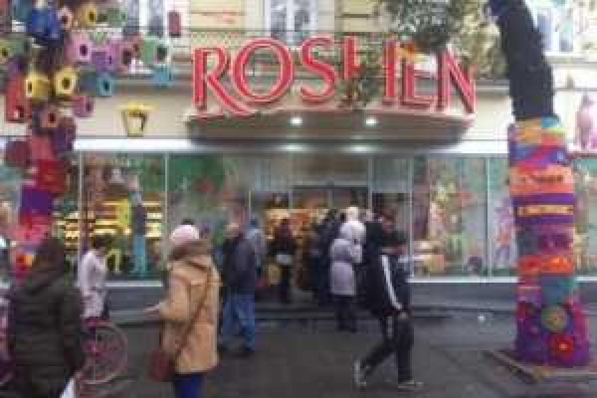 Во Львове демонтируют вывеску магазина Roshen, которая портит архитектурный образ города Во Львове демонтируют вывеску магазина Roshen, которая портит архитектурный образ города