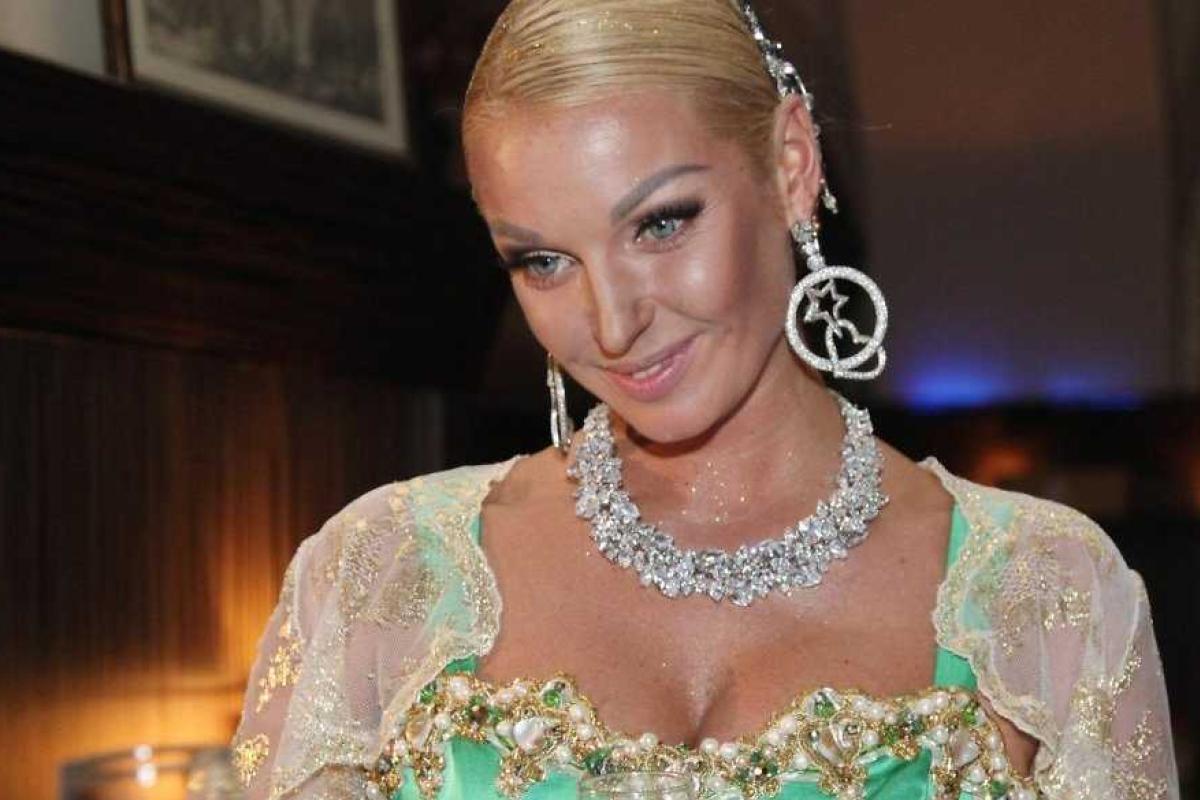 Волочкова взмахнула ногой и снесла люстру в одном из ресторанов Москвы