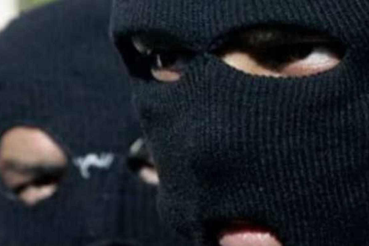 На поселок в "серой зоне" под Мариуполем совершен налет вооруженных грабителей-мародеров - очевидцы