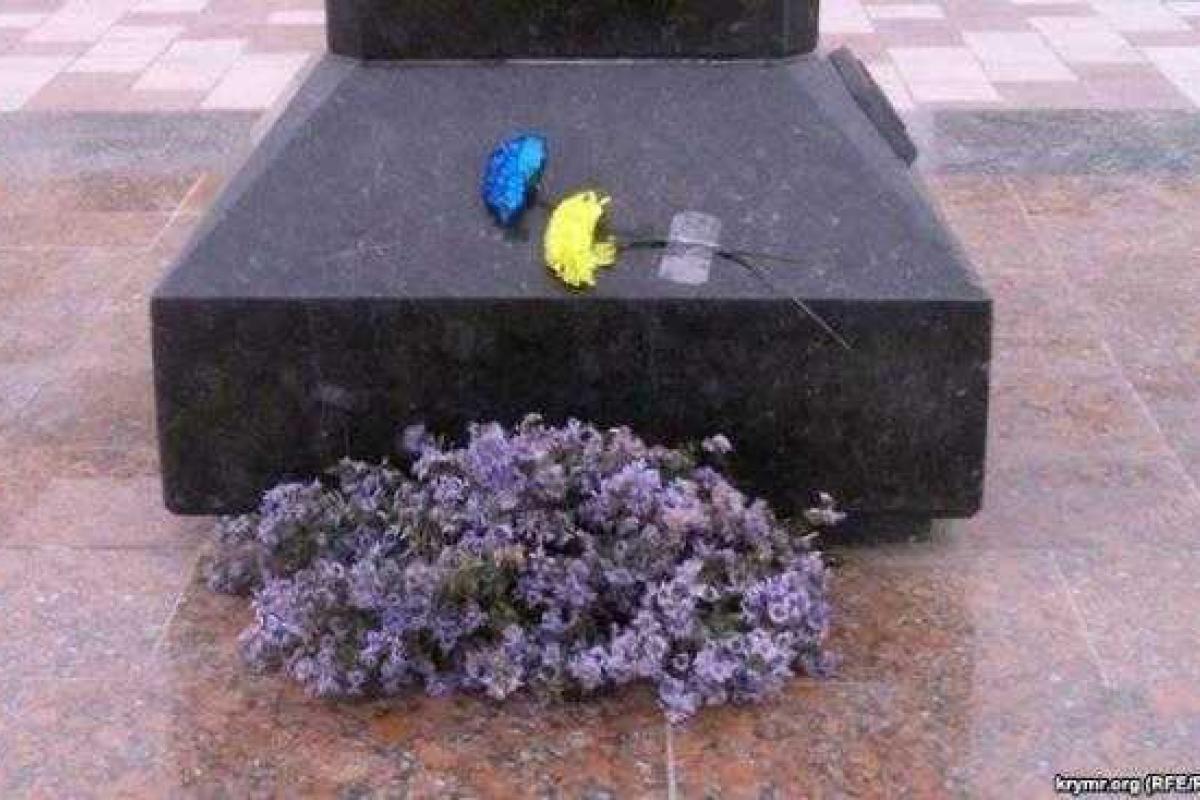 В Симферополе украинские патриоты возложили к памятнику Шевченко сине-желтые гвоздики В Симферополе украинские патриоты возложили к памятнику Шевченко сине-желтые гвоздики