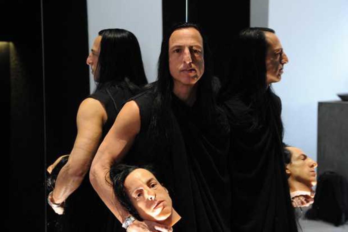 На Неделе Парижской моды скандальный дизайнер выпустил моделей на подиум в позе "69"