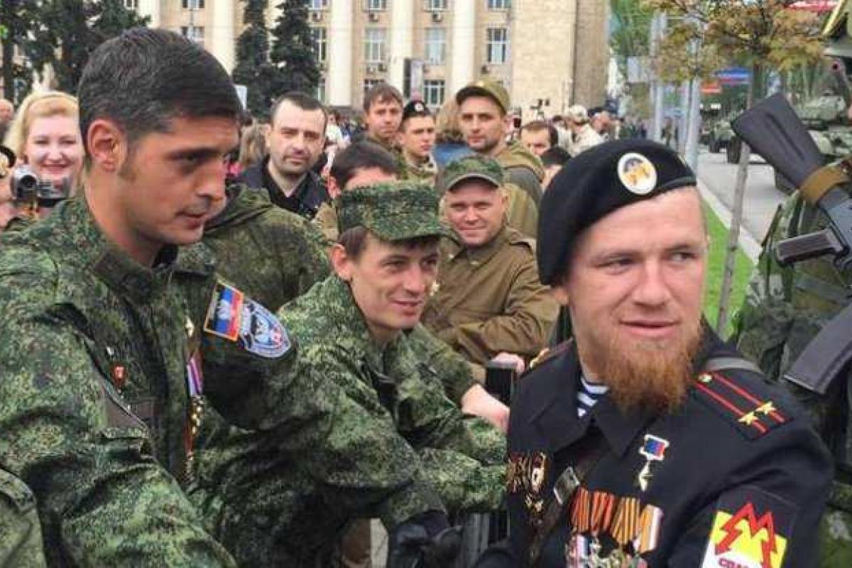 Боевикам запретили красоваться в Донецке с оружием и в камуфляже Боевикам запретили красоваться в Донецке с оружием и в камуфляже