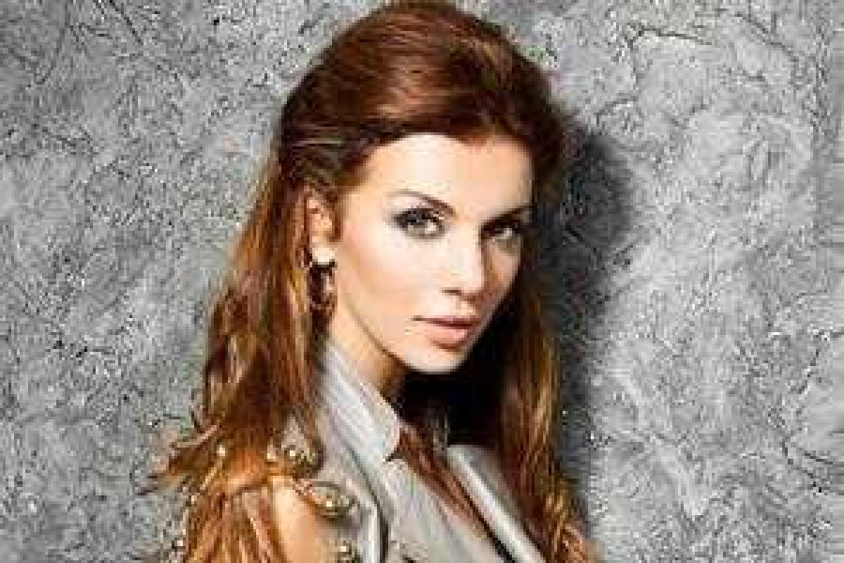 Роскошная Анна Седокова стала героиней "фруктовой" фотосессии