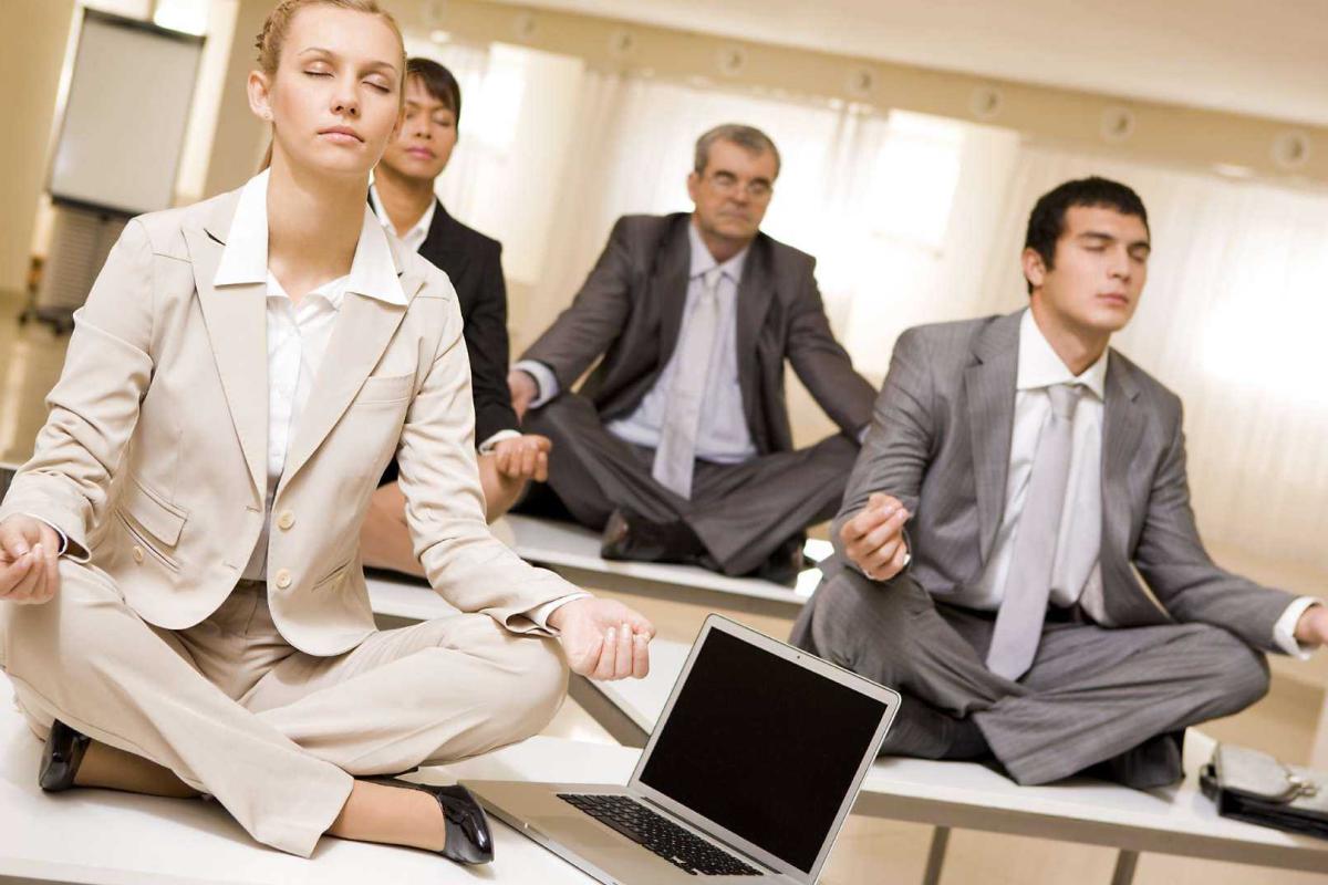 Советы специалистов: 8 полезных упражнений, которые можно делать прямо за рабочим столом